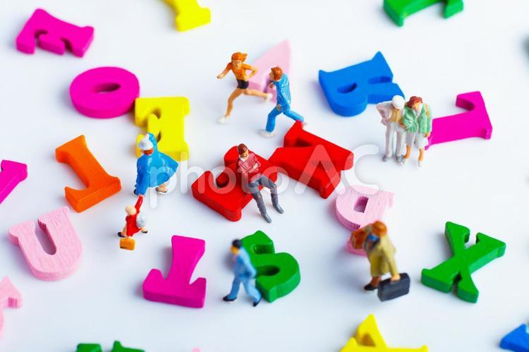 アルファベットとミニチュアの人々 コミュニケーション,暮らし,生活の写真素材