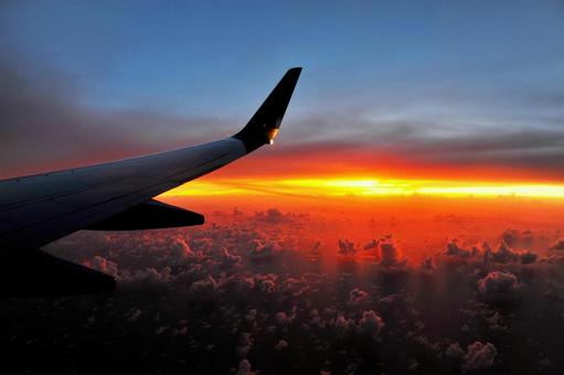 機上で迎える夜明け 機上,旅客機,夜明けの写真素材