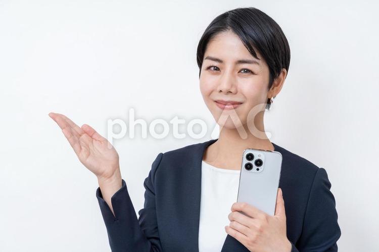 提案するビジネスパーソンの女性。 提案,スマホ,スマートフォンの写真素材