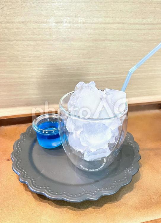 グラスいっぱいの氷、シロップ付き 氷,冷たい,涼しげの写真素材