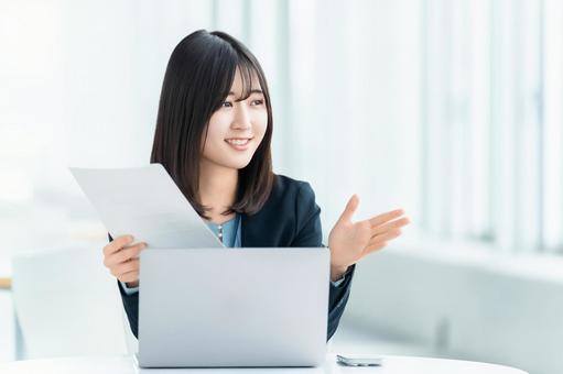 笑顔で対話をする女性・ビジネスウーマン 笑顔で対話をする女性・ビジネスウーマン 女性,パソコン,笑顔の写真素材