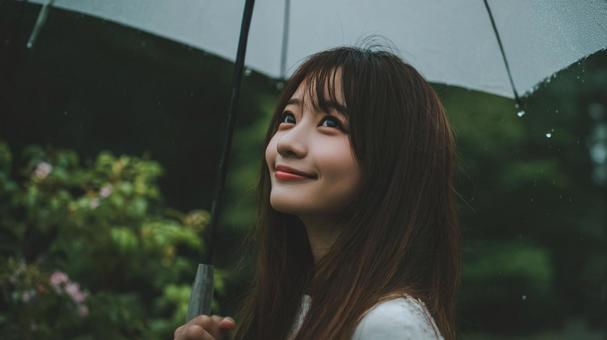 傘をさす女性 傘をさす女性の写真