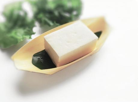 使い捨ての舟形食器 豆腐とサラダ 使い捨ての舟形食器 豆腐とサラダ 使い捨て食器,食器,船形の写真素材