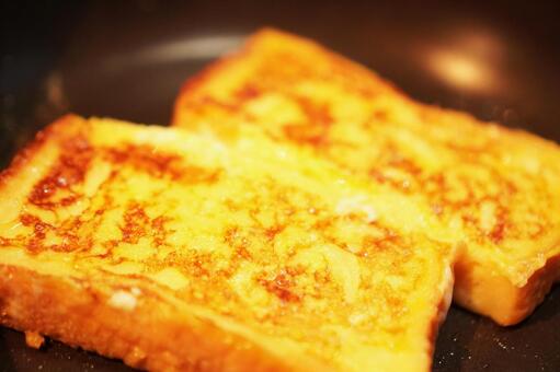 フライパンで焼かれているフレンチトースト フレンチトースト,焼く,朝食の写真素材