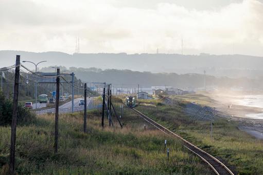 網走へ向かうバスとH100系釧網本線車両 鉄道,駅舎,展望台の写真素材