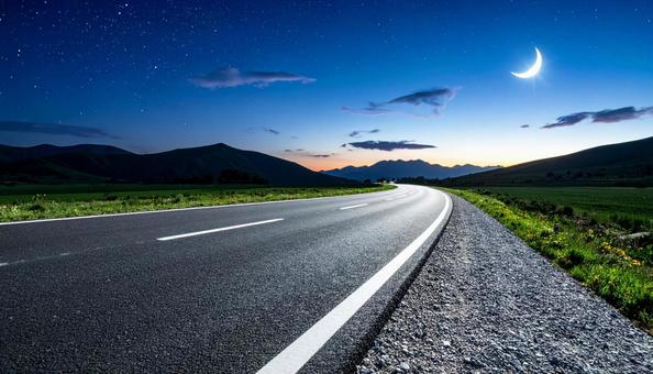 地平線に向かう道路の夜景 地平線に向かう道路の夜景の写真