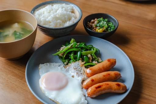 ウインナーと目玉焼きの朝食 ウインナーと目玉焼きの朝食 朝食,和食,洋食の写真素材