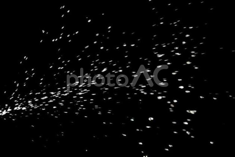 黒い背景の合成に使える飛沫感染のイメージ（コロナウィルス） 飛沫,合成,黒の写真素材