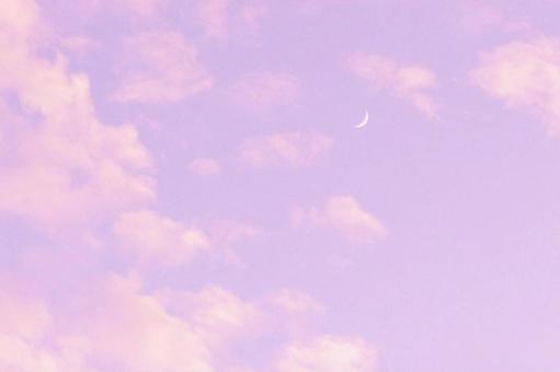 三日月　ピンクの雲と薄紫の空　ふんわり 空,三日月,月の写真素材