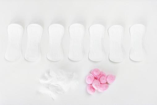 並んだ生理用ナプキンとコットン（白背景） 生理,月経,生理用品の写真素材