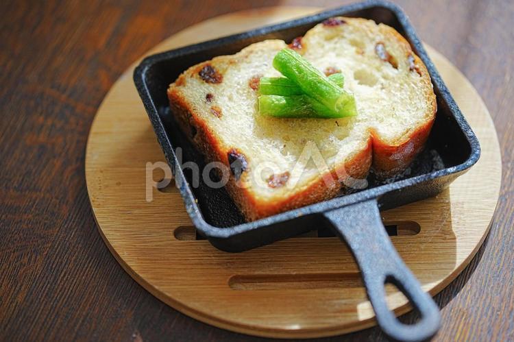 レーズンパンのトースト 食事,食卓,食べ物の写真素材