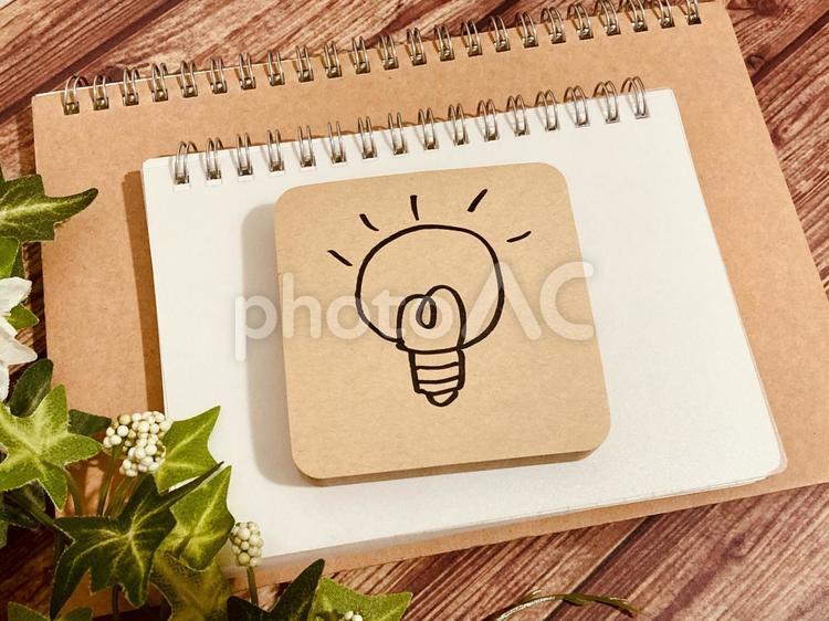 豆電球の絵がかかれた付箋とノート アイデア,電球,ひらめきの写真素材