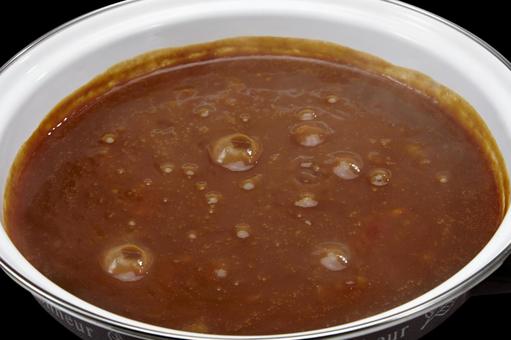 ぐつぐつ煮込んでいるカレー ぐつぐつ煮込んでいるカレーの写真