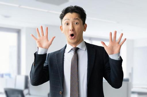 両手を広げて驚く男性ビジネスマン 男性,ビジネス,ビジネスマンの写真素材