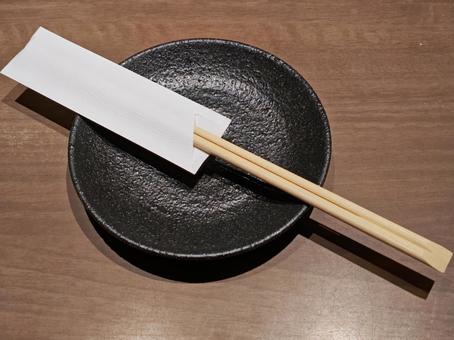 飲食店の「割りばし」と「小皿」 飲食店の「割りばし」と「小皿」の写真
