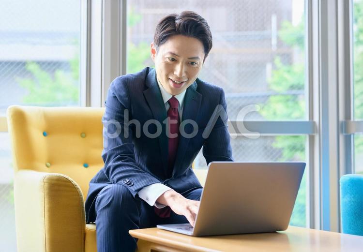 打ち合わせするビジネスマン　リモート ビジネスマン,ノートパソコン,仕事の写真素材