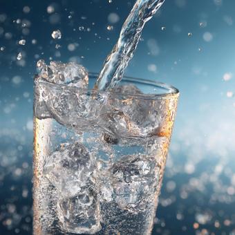 夏にぴったり!爽やかな泡立つ水のグラス 夏にぴったり!爽やかな泡立つ水のグラスの写真