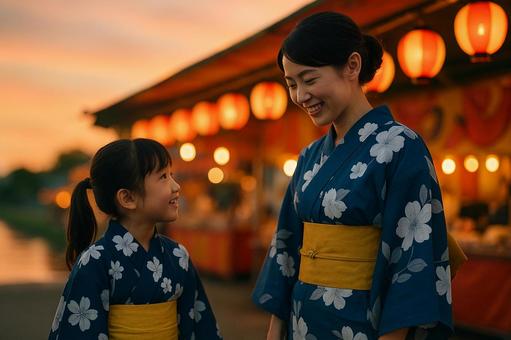屋台を楽しむ浴衣の母娘 屋台を楽しむ浴衣の母娘の写真