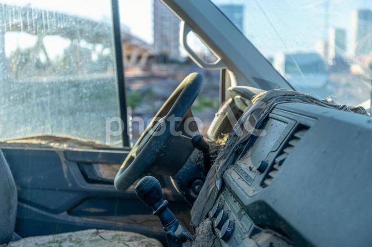 泥だらけの廃車の車内 温暖化,水不足,乾燥の写真素材
