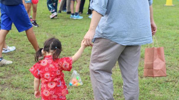 お祭りの親子 お祭りの親子の写真