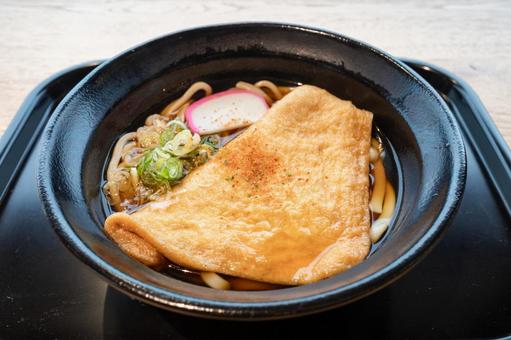 大きなお揚げがのったきつねうどん 大きなお揚げがのったきつねうどん うどん,温かい,お揚げの写真素材