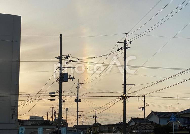 田舎の風景・夕方の街で見える彩雲 田舎の風景・夕方の街で見える彩雲 彩雲,夕日,夕焼けの写真素材