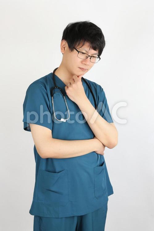 考えごとをする医療スタッフ  男性 医者,看護師,介護士の写真素材