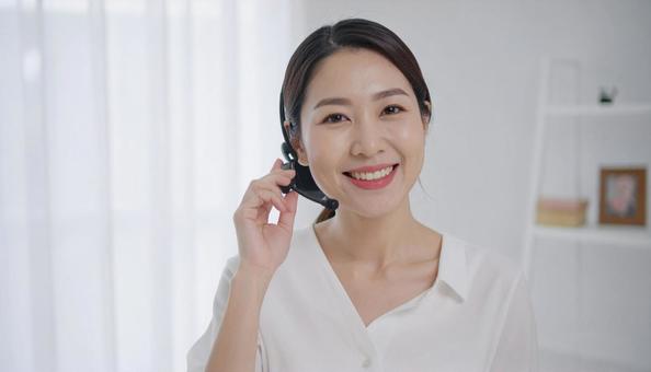 カメラ目線で会話する女性 カメラ目線で会話する女性の写真