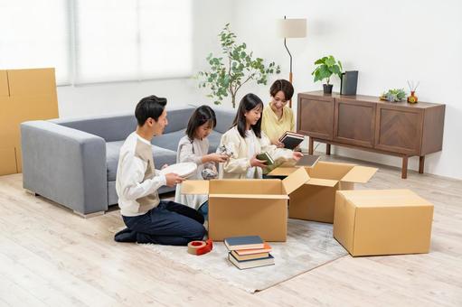 ダンボールに物を入れる家族 ダンボールに物を入れる家族 家族,引っ越し,引越しの写真素材