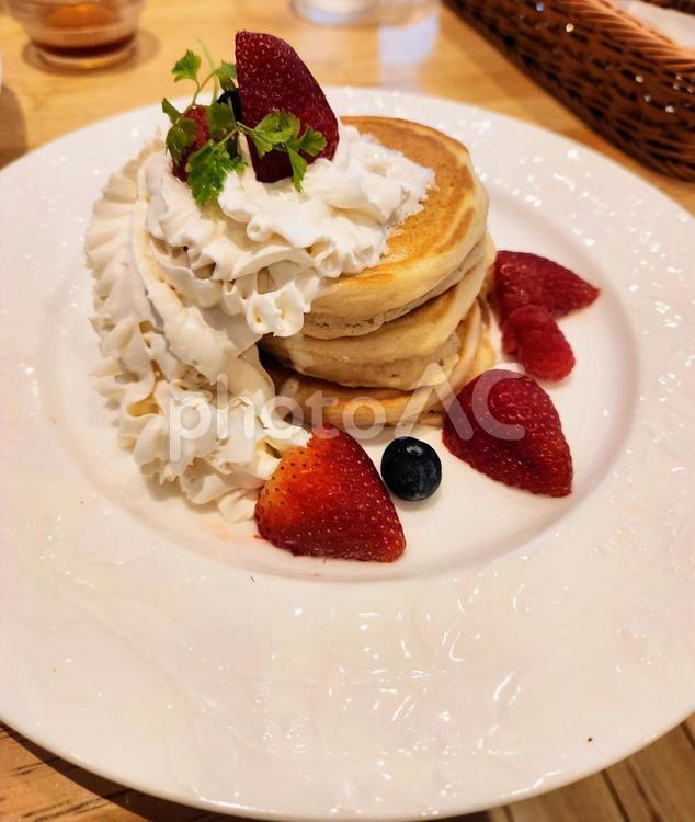 パンケーキ２ パンケーキ,いちご,デコレーションの写真素材
