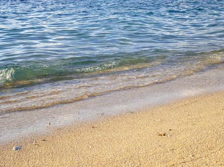 浜辺に打ち寄せる波 浜辺に打ち寄せる波の写真