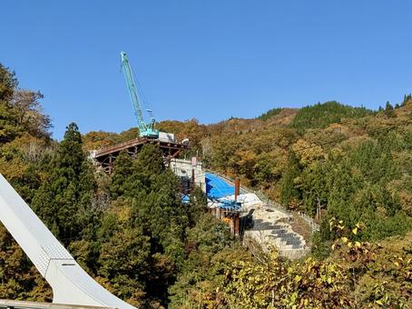 秋の九頭竜川上流　昼間　紅葉の山間 ドライブ,酷道,整備中の写真素材