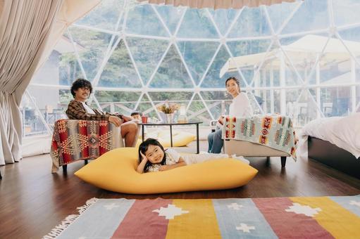 グランピングを楽しむ家族 グランピングを楽しむ家族の写真