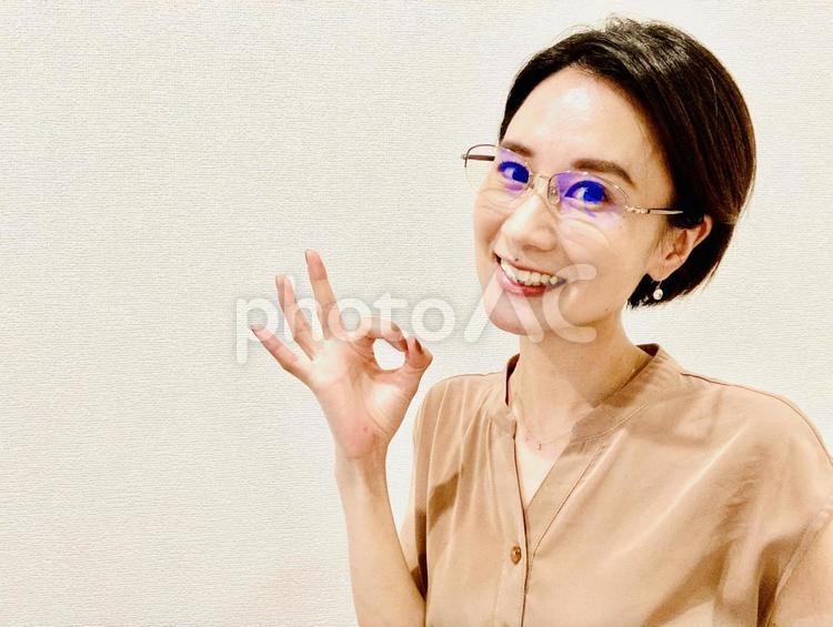 笑顔でOKサインを出すメガネの日本人女性 女性,笑顔,ビジネスウーマンの写真素材