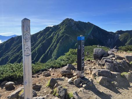 東川岳から見える空木岳 東川岳から見える空木岳の写真