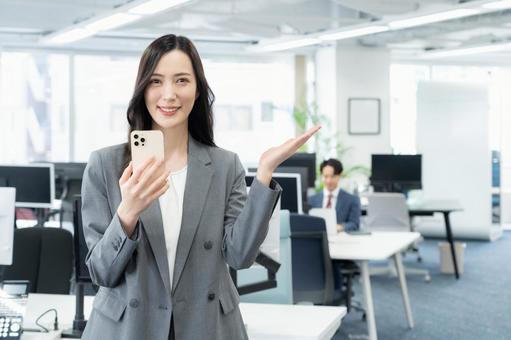 オフィスで仕事をする若いビジネスウーマン オフィスで仕事をする若いビジネスウーマン ビジネス,女性,ビジネスウーマンの写真素材