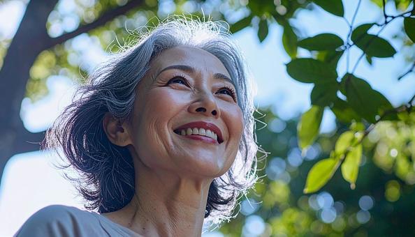 肌がきれいで若く見える50代の日本人女性 肌がきれいで若く見える50代の日本人女性の写真