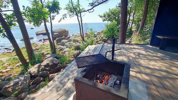 北欧の森と海辺でのバーベキュー 北欧の森と海辺でのバーベキュー バーベキュー,炭,炭火の写真素材