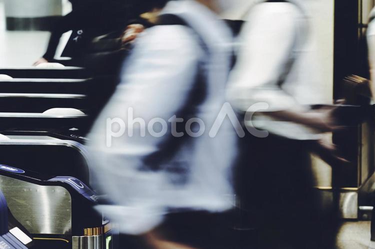 改札を利用する人 改札,ビジネスマン,改札口の写真素材