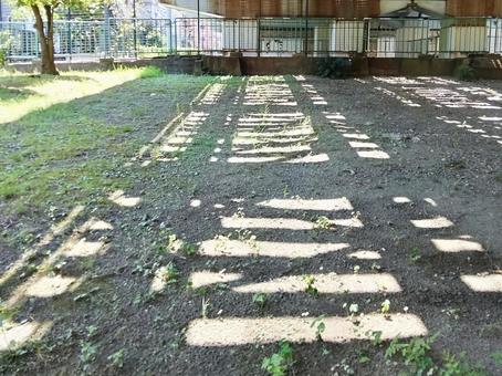 高架下の光と影きれいな外国人の 高架下の光と影きれいな外国人のの写真