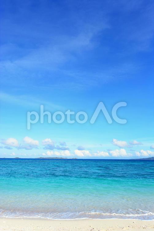沖縄の青い海とさわやかな空 沖縄,海,ビーチの写真素材