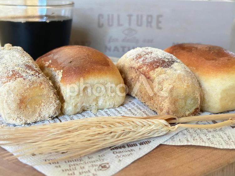 四角い揚げパンとコッペパン 揚げパン,コッペパン,パンの写真素材