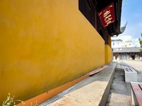 黄色い壁が印象的な中国寺院の外観 黄色い壁が印象的な中国寺院の外観 黄色い壁,中国寺院,外観の写真素材