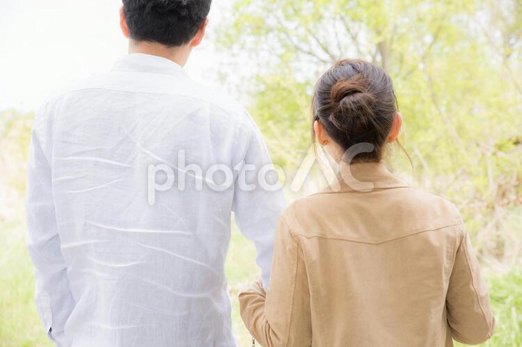 手をつなぐ男女 カップル,夫婦,デートの写真素材