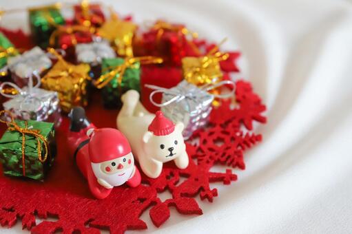 サンタクロースとくまの置物　クリスマス クリスマス,クリスマスイメージ,クリスマス飾りの写真素材