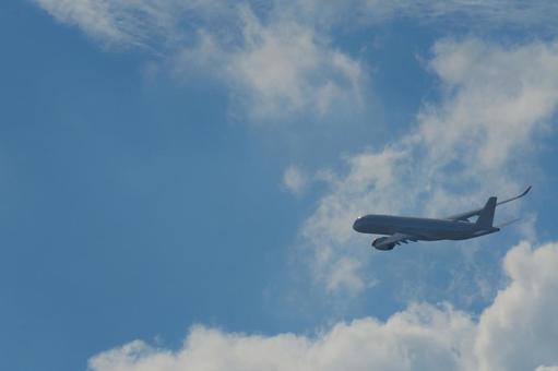 飛行機と青空 飛行機と青空 飛行機,青空,雲の写真素材