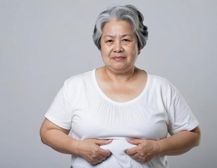 脂肪を掴む女性の写真