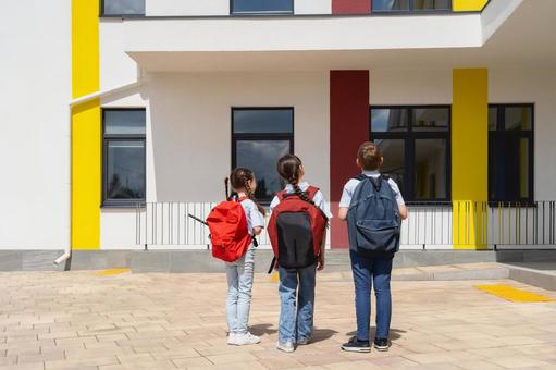 学校を見ている小学生の後ろ姿 男の子,女の子,子どもの写真素材