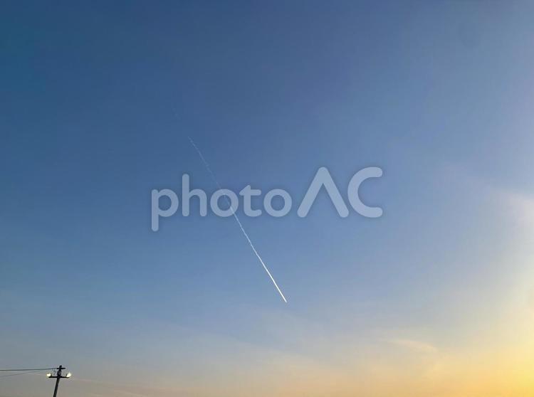 夕焼けと飛行機雲 飛行機雲,夕焼け,青の写真素材