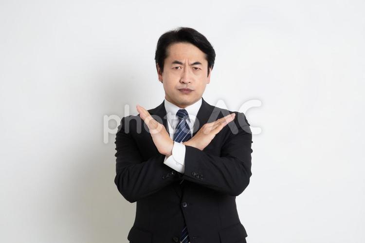 手を交差して不満な顔をしている中年のサラリーマン男性 中年,上司,会社員の写真素材